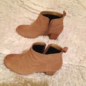 SALE! Dolce Vita suede boot!