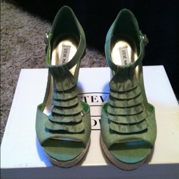 😊REDUCED😊Steve Madden Wedge
