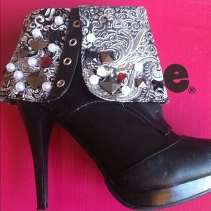 Black ankle boots with stones