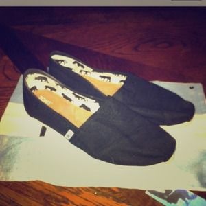 BLACK CANVAS TOMS