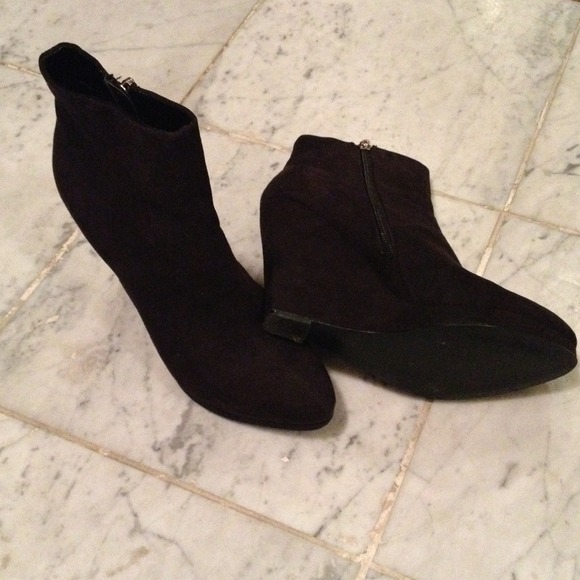 🌻SOLD🌻Guess wedge suede heels  🌴No Trades🌴 - Picture 3 of 3