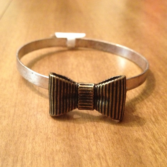 💀SOLD💀 Cute Bow Cuff! Brand New! - Picture 2 of 3