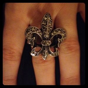 Stretchy fleur de lis ring