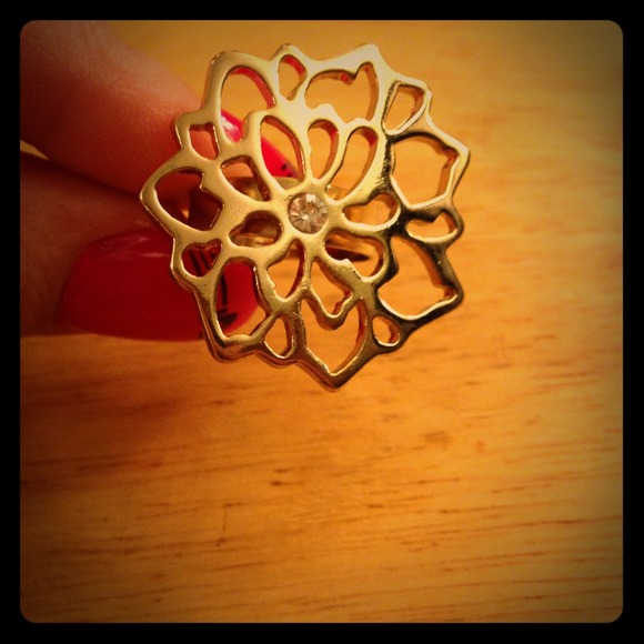 ❌Sold❌Adjustable gold tone flower ring