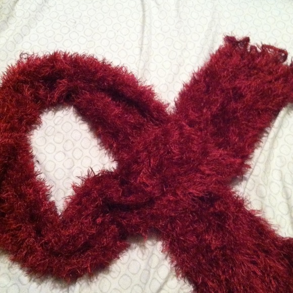 💢SOLD💢Red fuzzy scarf. Stretchable and reshapabl