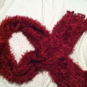 💢SOLD💢Red fuzzy scarf. Stretchable and reshapabl