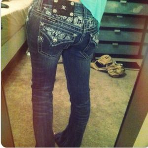 Miss me dark wash, white stitching size 26. 🍸😏