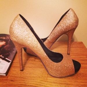 Michael Antonio Glitter Pumps