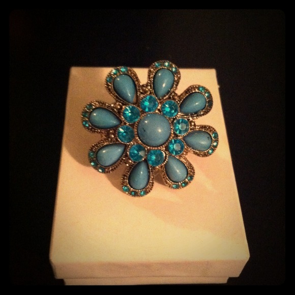 Beautiful blue topaz costume jewelry ring. - Picture 1 of 2