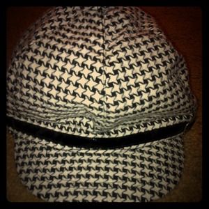 Houndstooth hat with buckle