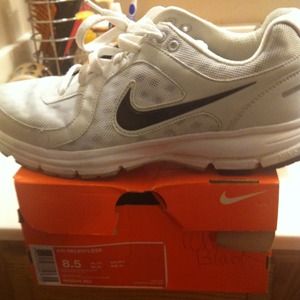 Size 8.5 mens or 10 women Nike shoe