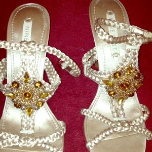 Nine West 71/2 jeweled sandals