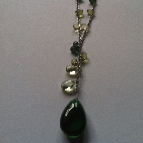 Green stone dangle fashion necklace