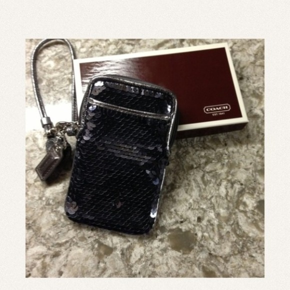 *AUTHENTIC* Coach poppy sequin phone wristlet. - Picture 4 of 4