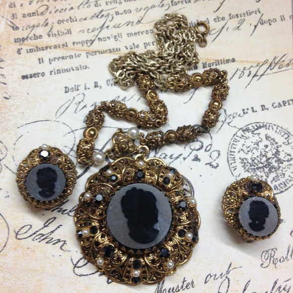 🌟Sold🌟 Vintage West Germany cameo necklace set - Picture 2 of 3