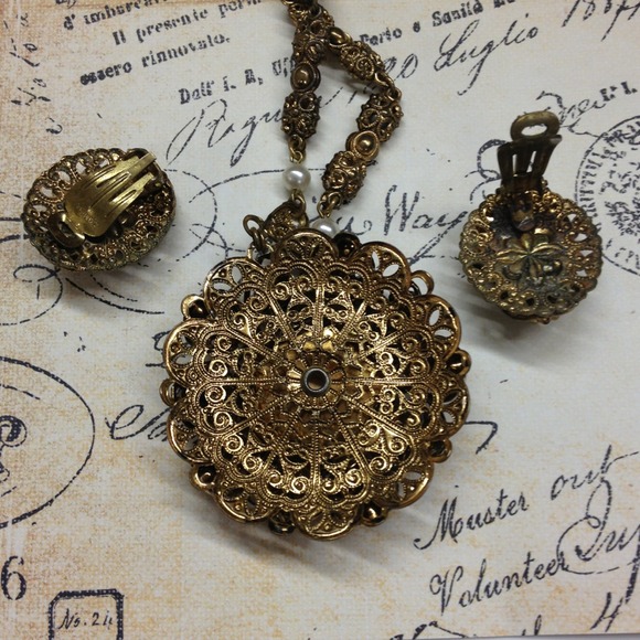 🌟Sold🌟 Vintage West Germany cameo necklace set - Picture 3 of 3