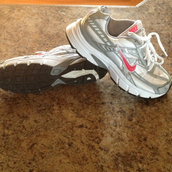 **Bundle  deal!! 2 pair of Women's nike shoes