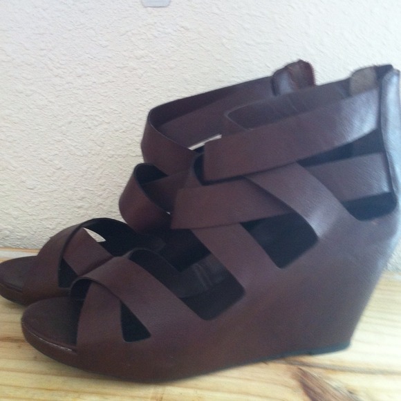 Brown strappy sandals. Size 11