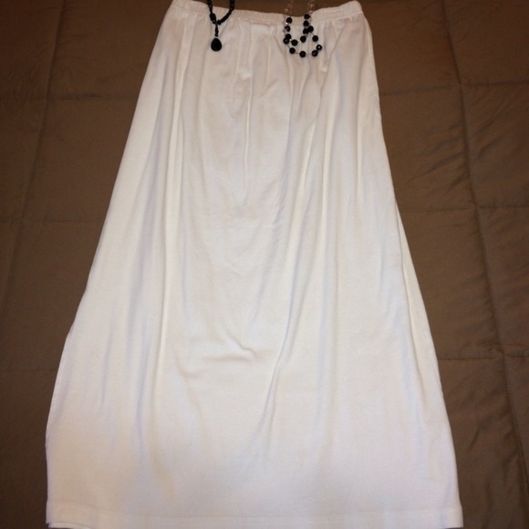 Sold Bundled!!! Long white skirt 28 long 👍👍👍
