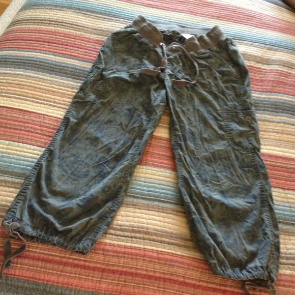 ❌Sold❌Maternity capris