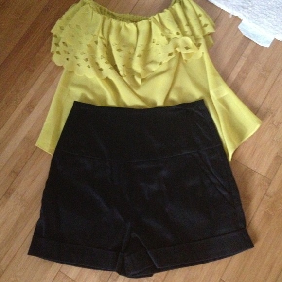 *Black, and red High waisted shorts with zipper