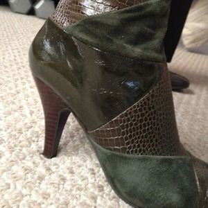 Nine West green boots