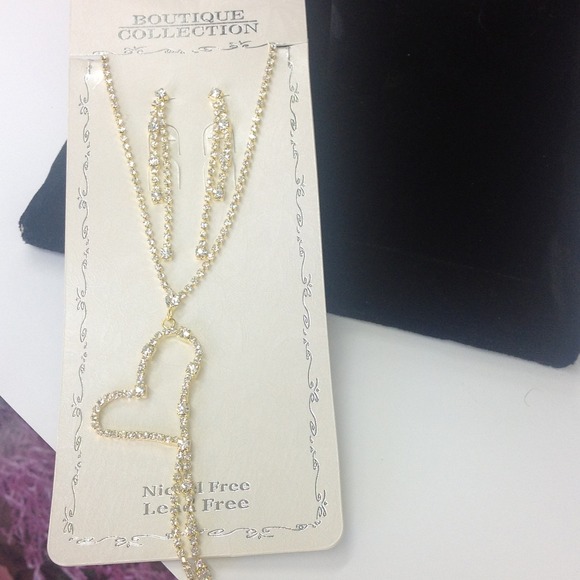 Necklace and earring set gold with crystal!