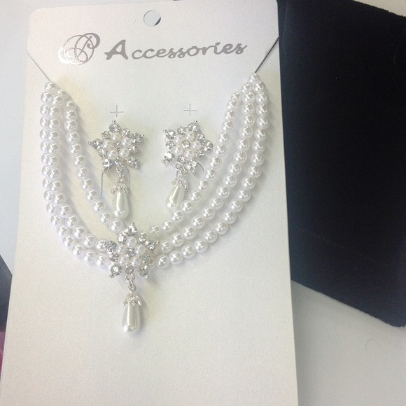 Pearl and crystal earring and necklace set
