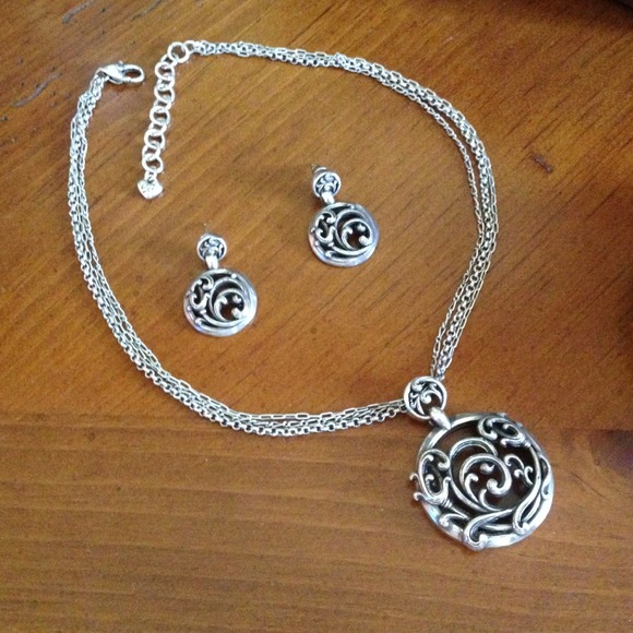✨Reduced✨Brighton set (necklace and earrings)