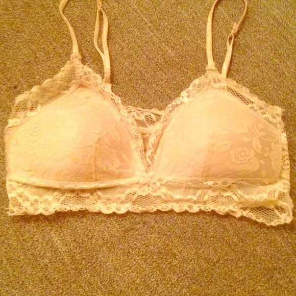 Size M Tan bra with beautiful lace all around💗