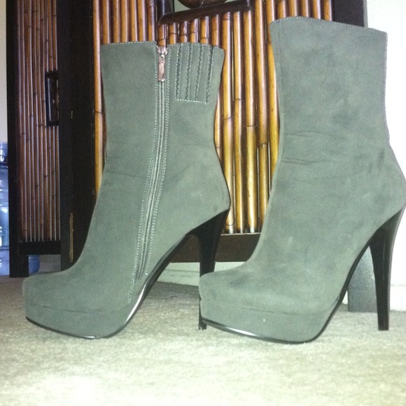 Suede boots, brand new!