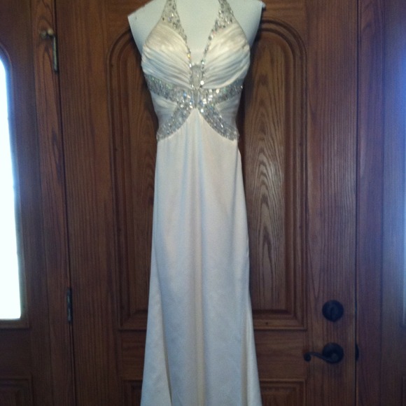 SOLD--🎉White formal dress