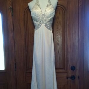 SOLD--🎉White formal dress