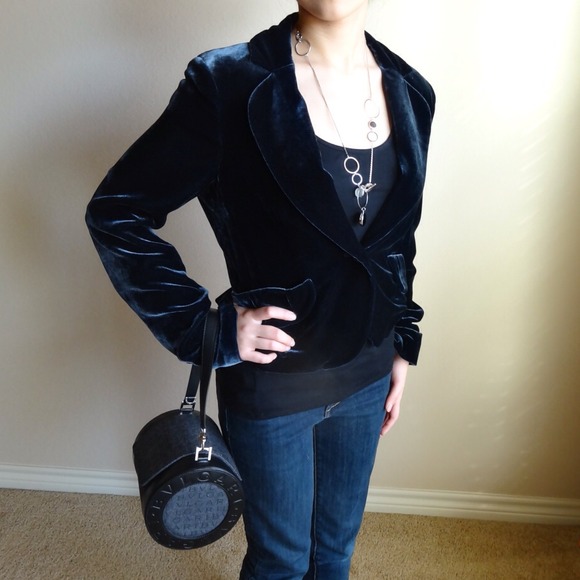 🚫Sold🚫BCBG Navy Blue Velvet Blazer