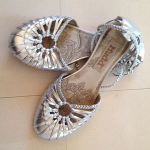 Trendy flat silver sandals!