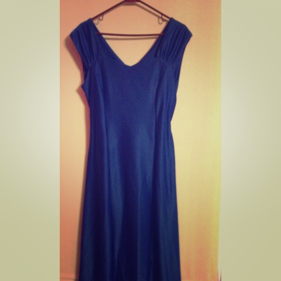 Blue floor length gown with sweetheart neckline.