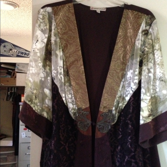 Very gorgeous top or jacket made very well 👚💗