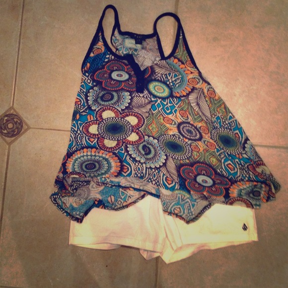 Nwt white volcom shorts and nwot tank