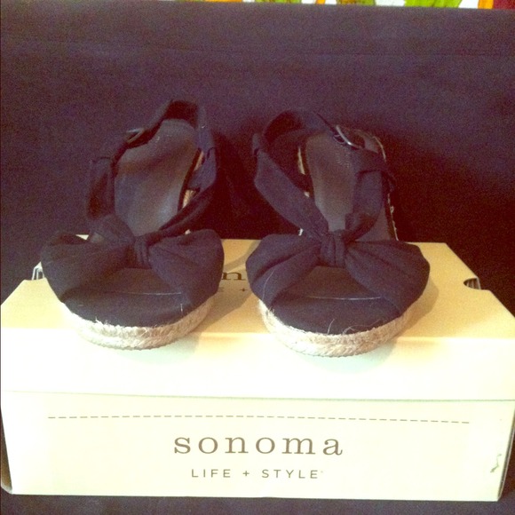 RESERVED • Black Wedges