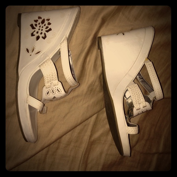 White Cutout Size 9 Edges by Avon