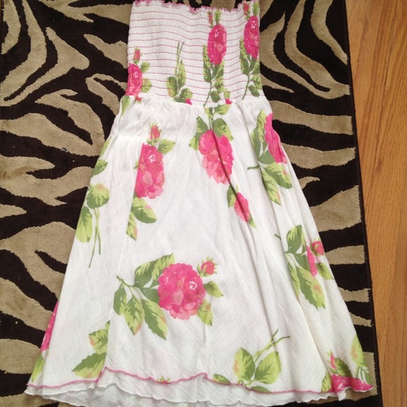 Dresses & Skirts - Beautiful floral dress/bathing suit coverup