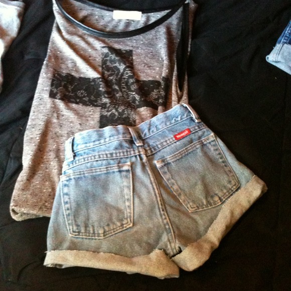 SOLD! Wrangler High Rise Shorts - Picture 3 of 3