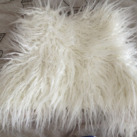 WHITE FUR VEST - Picture 3 of 4