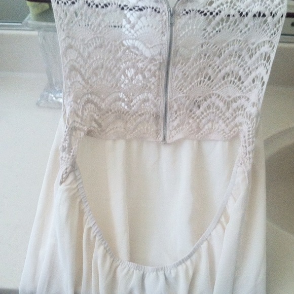 Creme lace dress with back cutout. - Picture 2 of 3