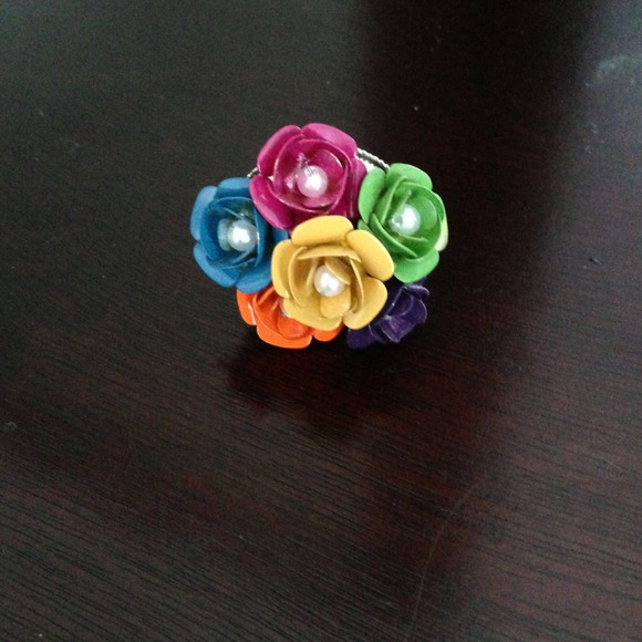 Reduced! 👇💐Size 6 flower ring