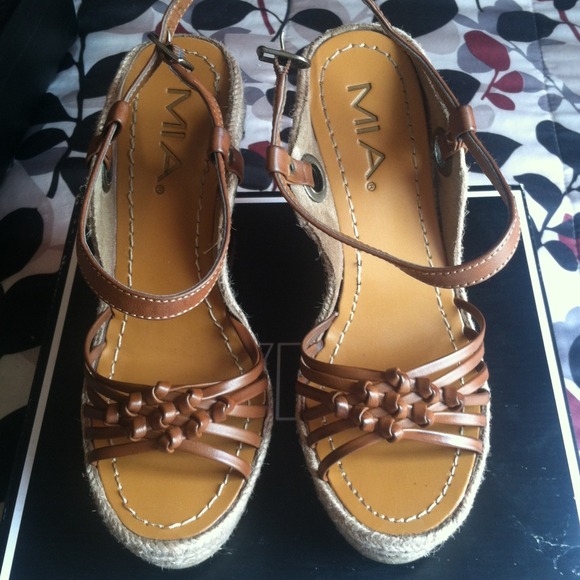 Shoes - Picture 2 of 3