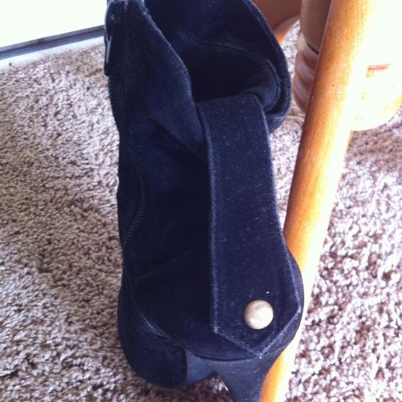 High in style booties - Picture 2 of 4