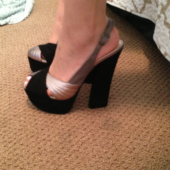 Gorgeous black and silver heels - Picture 2 of 4