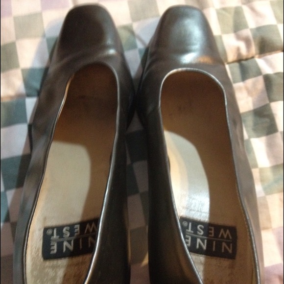 Size 8 pewter colored Nine West heels