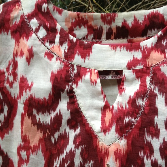 Ivory & reds ikat keyhole tunic - Picture 2 of 4